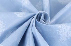 ткань тик 140гр/м2, 100хб, 220см, перышки на голубом tpg047 купить по цене 295 руб в розницу от 1 метра - в интернет-магазине Веллтекс